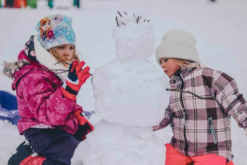 kids building snowman